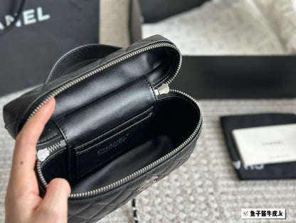 CHANEL New Handbag In Black Size 20x13cm